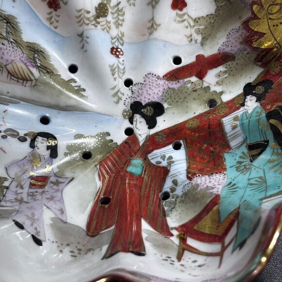 Japanese Hand-Painted Porcelain Drainer Bowl – Figural & Gilt, Pierced Fruit Str - Picture 3 of 10